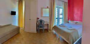 Castel San Pietro Romano森杰里艾4号住宿加早餐旅馆的一间卧室配有一张床和一张桌子及椅子