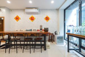 河内豆腐之家公寓 - 一个叫做家的地方的厨房配有桌椅,墙上设有标志