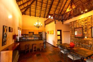 贝拉贝拉Makhato Bush Lodge 111的厨房以及带桌椅的用餐室。