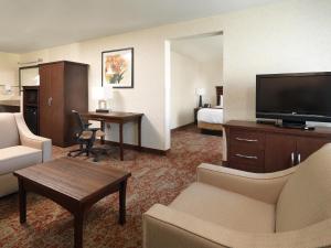 盐湖城水晶套房酒店–盐湖城的酒店客房设有带电视和床的起居区。