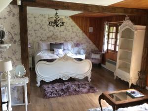 Sauviat-sur-VigeSpruce Lake的卧室配有白色的床和桌子