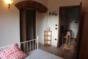 诺切劳恩布拉Sul sentiero di Francesco的一间设有床铺和开放式门的房间