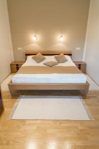 NötschGartenlodge Auszeit的卧室配有一张大床和白色地毯。