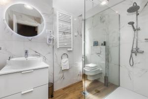 里耶卡InCenter Apartments Rijeka的带淋浴、盥洗盆和镜子的浴室