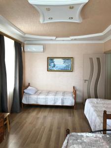 皮聪达Квартира в Пицунде у моря的酒店客房设有两张床和天花板