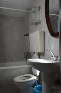 波雷奇Hous Mira的浴室配有卫生间、盥洗盆和浴缸。