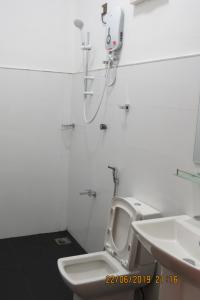 阿鲁甘湾The Amora的浴室配有白色卫生间和盥洗盆。
