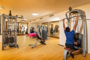 乌姆苏克Ulysse Djerba Thalasso & SPA的两人在健身房锻炼