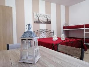 米内尔维诺迪莱切Lu Marchese的一间设有一张床和凳子的房间