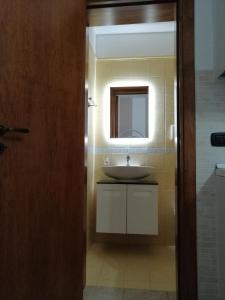 米内尔维诺迪莱切Lu Marchese的一间带水槽和镜子的浴室