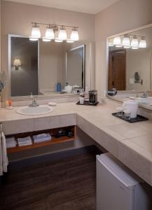 圣地亚哥海湾俱乐部酒店和码头的一间带水槽和大镜子的浴室