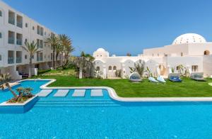 乌姆苏克Ulysse Djerba Thalasso & SPA的享有带游泳池的别墅的外部景致