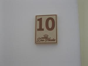 萨尔维唐尼古拉公寓的墙上的标志,上面有号码