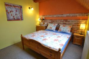 鲁容贝罗克Holiday Resort Švárny的一间卧室设有一张床和砖墙