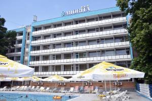 尼普顿Hotel Miorita Neptun的游泳池前的遮阳伞酒店