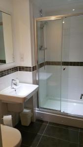 牛津Oxford Apartment-- Free parking 2 Bedrooms-2Bathrooms-Located in Jericho Oxford close to Bus and Rail station的带淋浴、盥洗盆和卫生间的浴室