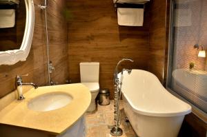 莫姆奇尔格勒Hotel Konak的一间带水槽、浴缸和卫生间的浴室