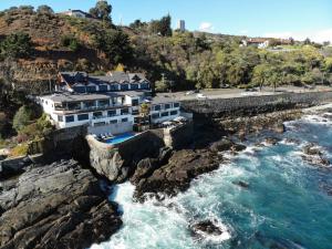 维纳德马海洋酒店 的海边悬崖上的房屋
