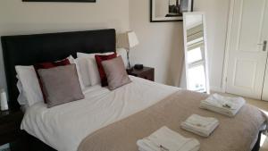 牛津Oxford Apartment- Free parking 2 Bedrooms-2Bathrooms-Located in Jericho Oxford close to Bus and Rail sation的卧室配有带毛巾的大型白色床