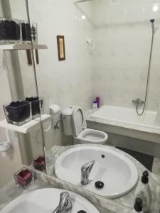 拉赫Apartamento A Atalaia的浴室配有盥洗盆、卫生间和浴缸。