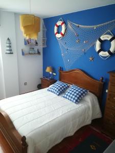 拉赫Apartamento A Atalaia的卧室配有一张带足球球的床铺。