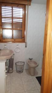 毕斯卡斯Biescas San Roque的一间带水槽和卫生间的浴室