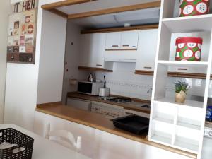 毕斯卡斯Biescas San Roque的厨房配有白色橱柜和炉灶烤箱。