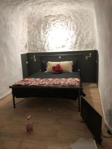 库伯佩迪The Blacklighters Opal Retreat-Undergound的砖墙房间的一个床位