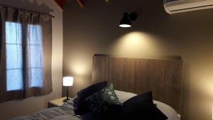 梅洛Cabañas Cerros del Sol的一间卧室配有一张带木制床头板的床