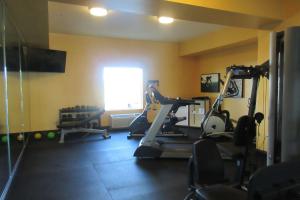 White CityBest Western Crater Lake Highway White City/Medford的健身房设有数台跑步机和窗户