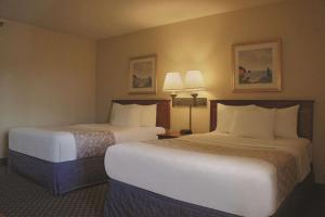 埃尔帕索埃尔帕索西巴特利特拉金塔套房酒店的酒店客房设有两张床和两盏灯。