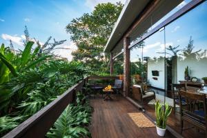 巴图Villa Mulyono 2的开放式阳台享有植物的景致。