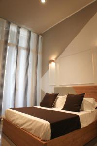 那不勒斯Be Italian Flat Piazza Bovio 22的一间卧室配有一张大床和两个枕头