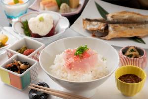 河津町Kaiyutei的饭碗饭盘的桌子