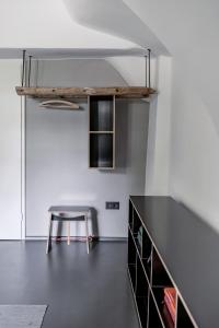 基姆高地区阿绍Gästehaus berge的厨房配有黑色柜台和凳子