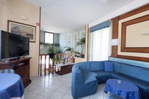 斯培西亚内拉酒店的客厅配有蓝色的沙发和电视