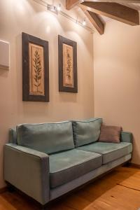 约阿尼纳古风酒店的墙上有两张照片的房间的绿色沙发