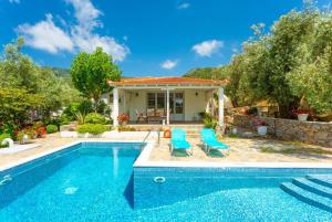 阿洛尼索斯古镇Villa Tassoula的一座带游泳池和房子的别墅