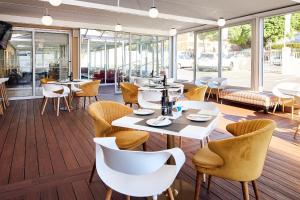 开普敦First Group Mount Sierra的餐厅设有桌椅和窗户。