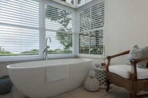 干斯拜大森林私人自然保护区酒店的带浴缸的浴室和窗户