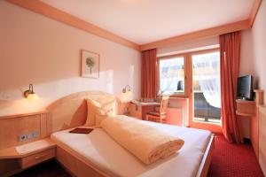 瑟尔艾格维尔特酒店的酒店客房设有床和窗户。