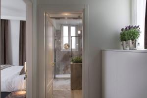 威尼斯Residenza Ducato的带淋浴的浴室和配有床的房间