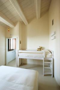 SerrungarinaAgriturismo Pozzuolo的白色卧室配有床和书桌