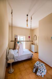 圣塔马里亚迪卡斯特Il Panorama Housing Cilento的一间卧室配有一张床和一把椅子