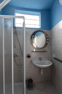 奥梅尼亚Ostello di Germagno的一间带水槽和镜子的浴室