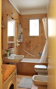 博洛尼亚Anna's Apartment, the Heart of Bologna.的带浴缸、盥洗盆和卫生间的浴室