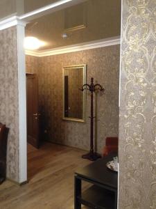 尼古拉耶夫Міні-готель Пекін的客厅配有镜子和桌子