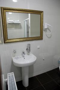 尼古拉耶夫Міні-готель Пекін的浴室设有白色水槽和镜子