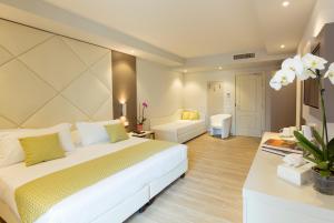 加达湖畔帕登赫Hotel Villa Garuti的一间带白色床的卧室和一间客厅