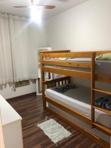 弗洛里亚诺波利斯Apto aconchegante 100m Shopping Beiramar的客房设有两张双层床和天花板。